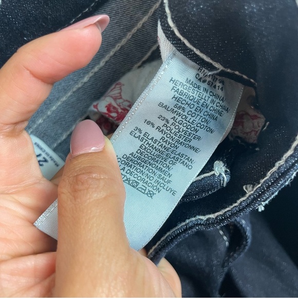 True Religion dark rinse skinny Jean with white contrast stitching - Picture 10 of 11